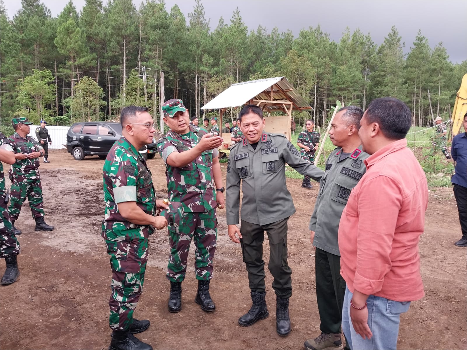 Perhutani KPH Bondowoso Dampingi Kunjungan Danrem 083/Baladhika Jaya ke Lokasi Rencana Pembangunan Batalyon TP