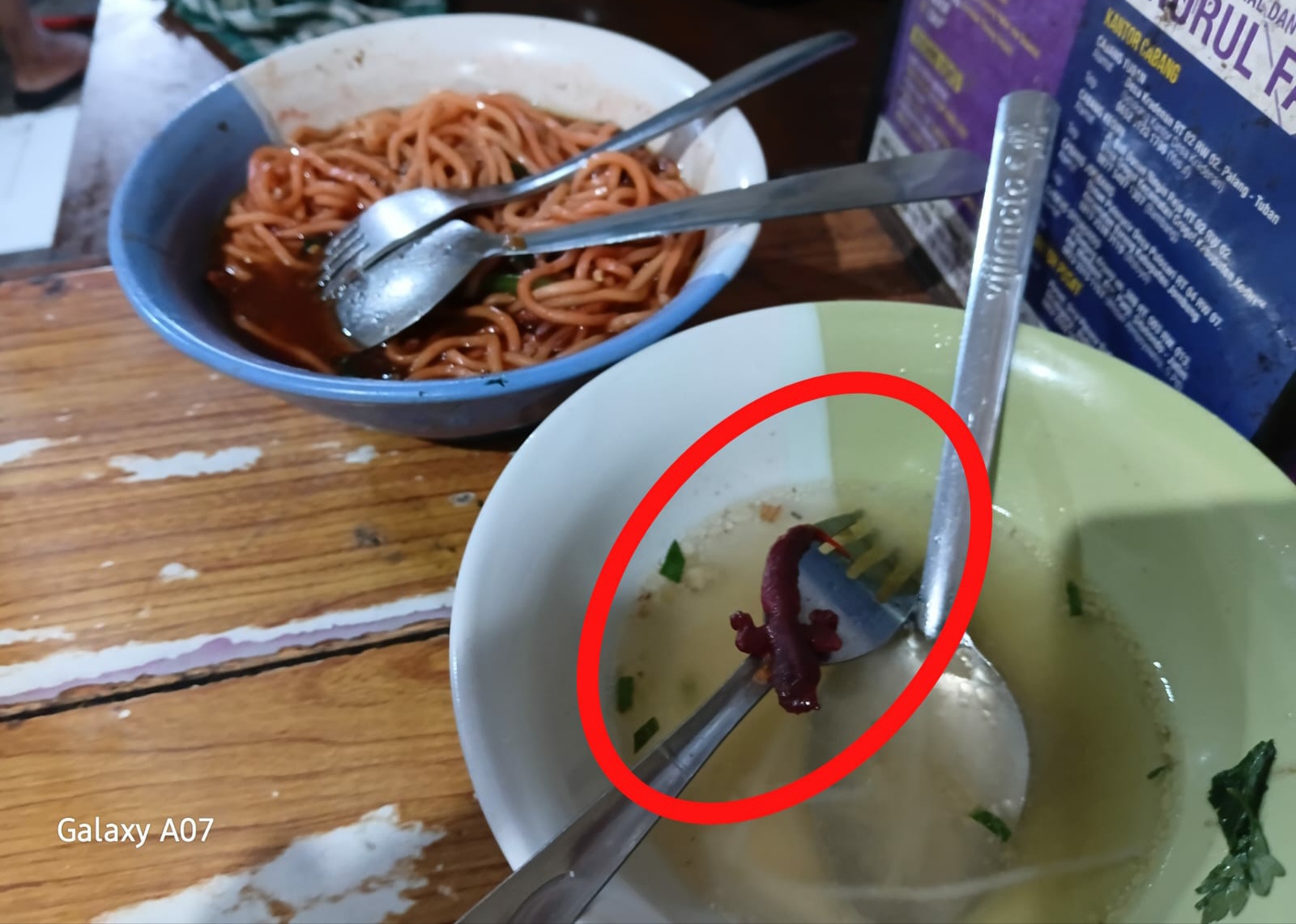 Viral Warung Mie Ayam & Bakso di Sudut Kota Bondowoso Diduga Kurang Terjamin Kebersihannya, Diduga Ada Bangkai Cicak Di Dalam Mie Ayam