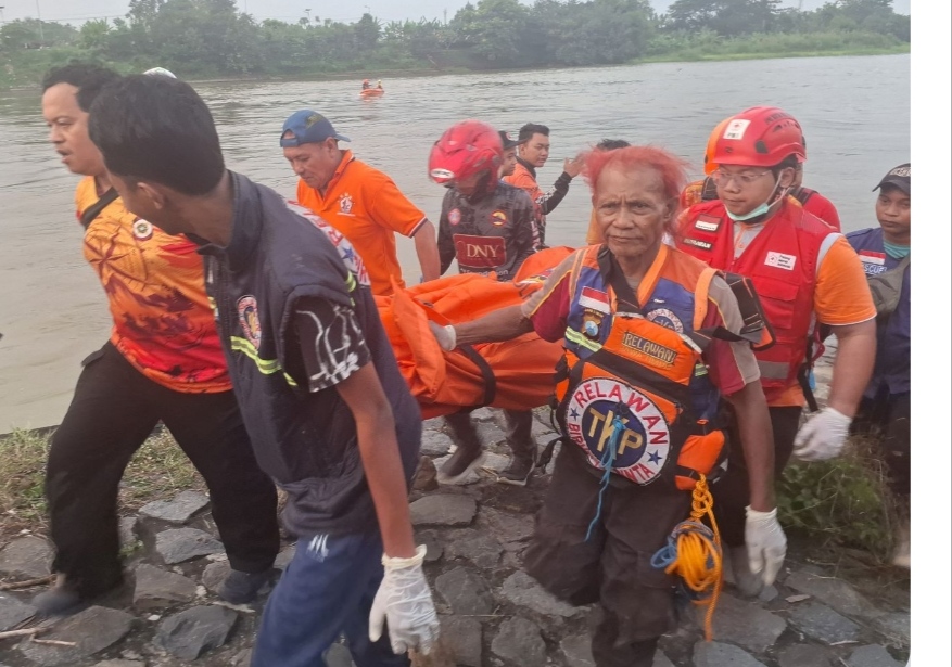 Penemuan Mayat Pria Misterius Mengapung di Sungai Brantas Mojokerto Evakuasi Terkendala Arus Deras