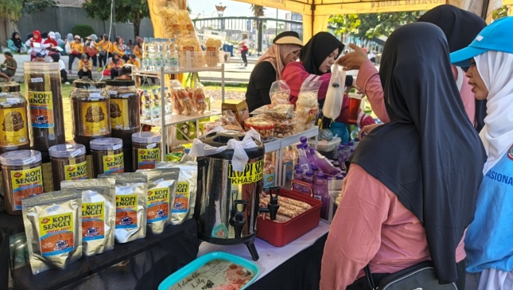 Peringatan Hari Lanjut Usia Nasional Membawa Berkah Bagi UMKM di Jember,Dagangan Laris Ludes diborong Pengunjung +++