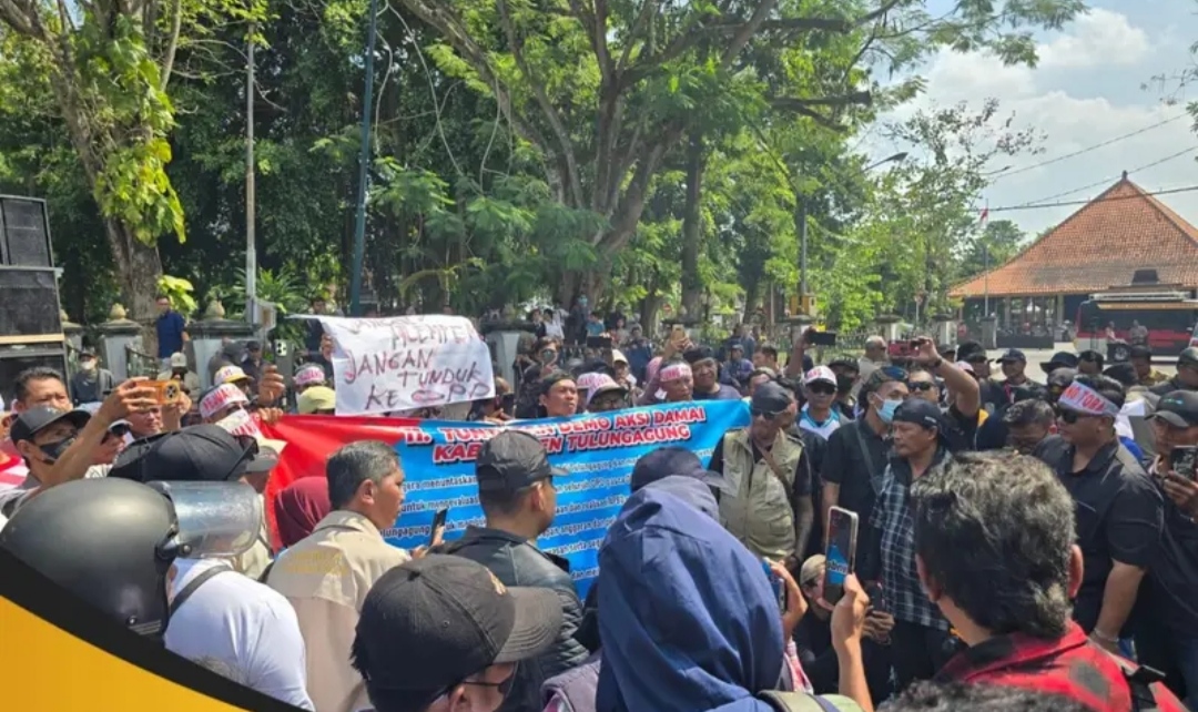 Ratusan Massa GEMPAR Kepung DPRD Tulungagung, Desak KPK Buka Dugaan Penyalahgunaan Pokir dan Tuntaskan Kasus Korupsi