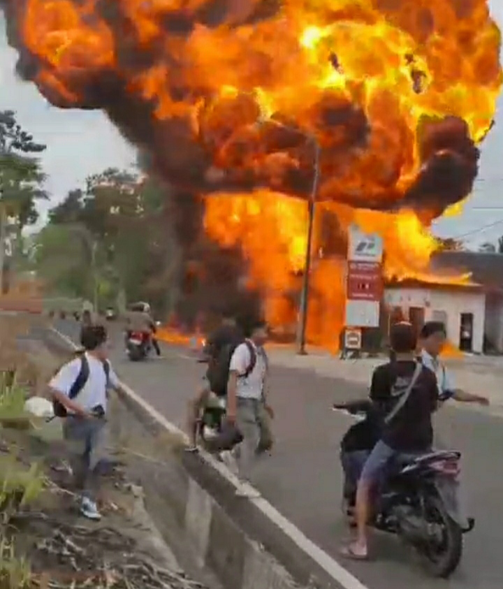 Sebuah Pom Mini di Sukosari Kecamatan Sukosari Bondowoso Mengalami Kebakaran Tiga Korban Mengalami Luka Ringan.