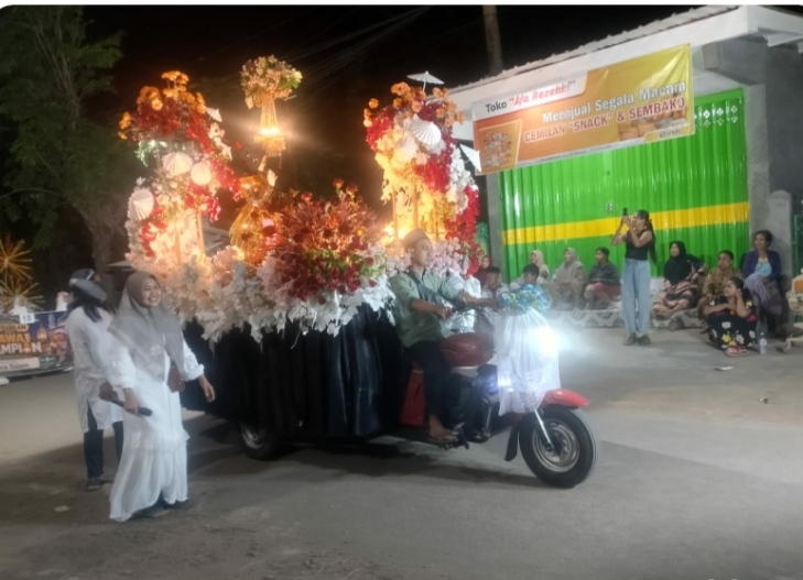 Hitam & Putih Warnai Syiar: Kreativitas 3 Wajah Pawai Obor 1 Muharram 1448 H di Desa Pesisir Besuki.  Warga antusias sorak takbir. Simbol putih kesucian, hitam keteguhan, hijau keteduhan Islam jadi dakwah visual